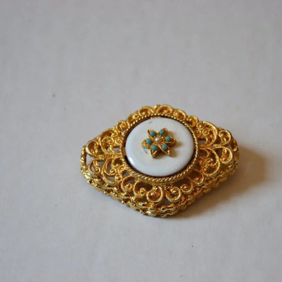 Vtg Brooch with flower  design - Picture 3 of 6